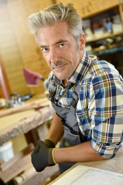 Carpintero trabajando en madera — Foto de Stock