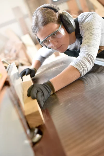 Donna nella scuola di artigianato — Foto Stock