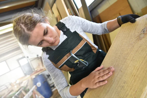 Mulher na escola de artesanato — Fotografia de Stock