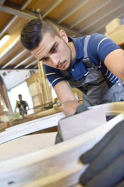 Homem na escola de artesanato de madeira — Fotografia de Stock