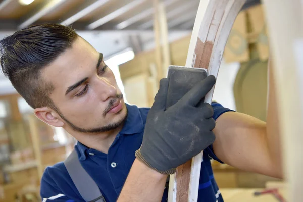 Man in houtbewerking crafstmanship school — Stockfoto