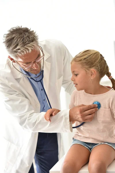 Arzt untersucht kleine Kinder — Stockfoto