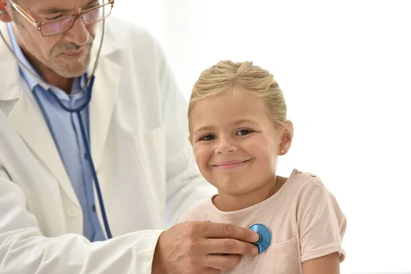 Medico esaminando poco gir — Foto Stock