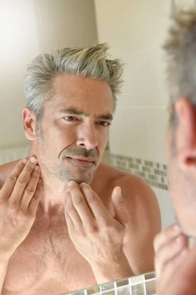 Mężczyzna w łazience sprawdzanie broda — Zdjęcie stockowe