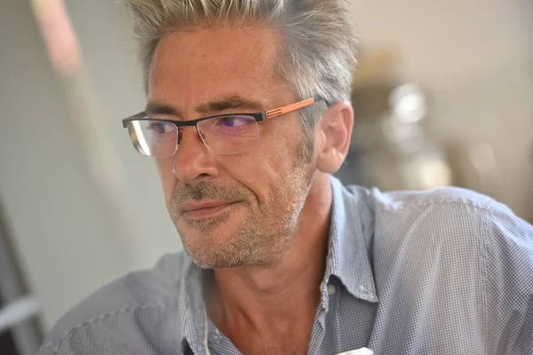 Reifer Mann mit Brille — Stockfoto