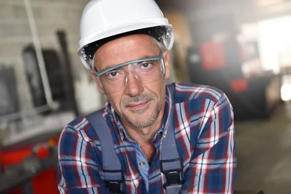 Металевий працівник з шоломом безпеки позує — стокове фото