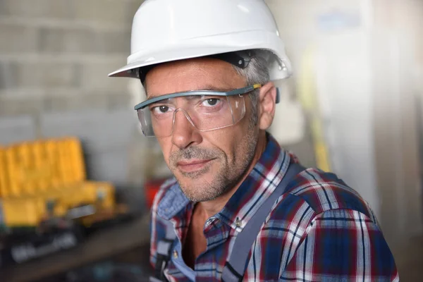 Slotenmaker met veiligheid helm poseren — Stockfoto