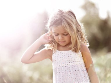  kırsal kesimde küçük sarışın kız