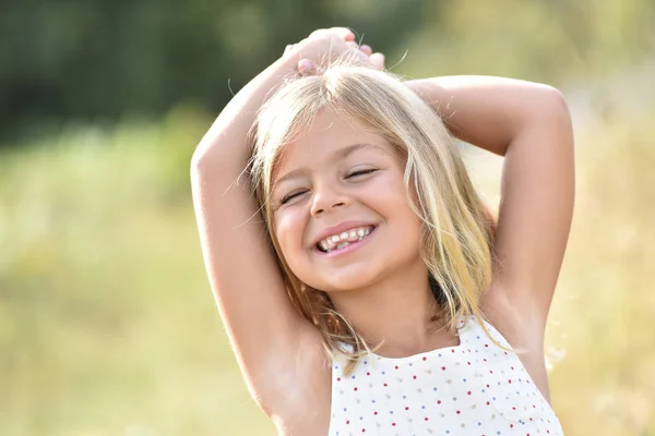 Blond dziewczynka w okolicy — Zdjęcie stockowe