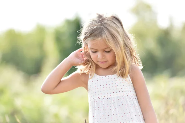 Liten blond flicka på landsbygden — Stockfoto