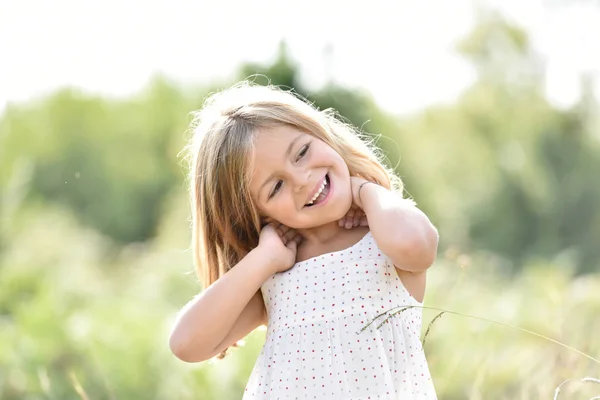 Niña rubia en el campo — Foto de Stock