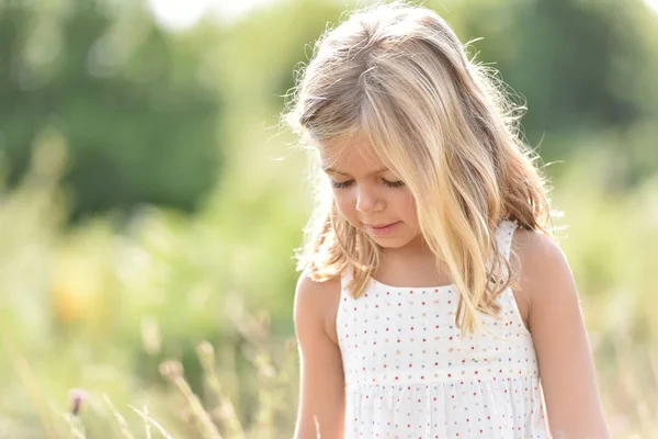 Piccola ragazza bionda in campagna — Foto Stock