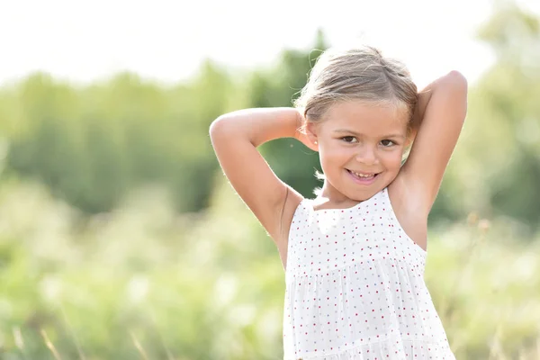 Niña rubia en el campo — Foto de Stock