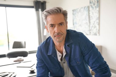 evde rahatlatıcı yakışıklı olgun adam