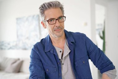 Olgun erkek kılığında