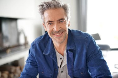 Olgun erkek kılığında