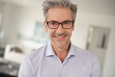 Olgun erkek kılığında