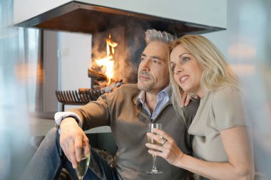 evde iki şampanya içmek