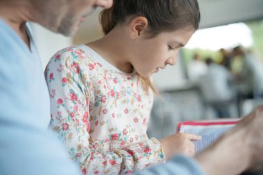 Adam yardım kızıyla ödev