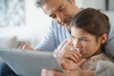 Babamla tablet kullanan kız