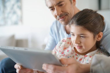 Babamla tablet kullanan kız