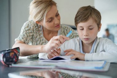 kadın yardım oğlu ile ev ödevi