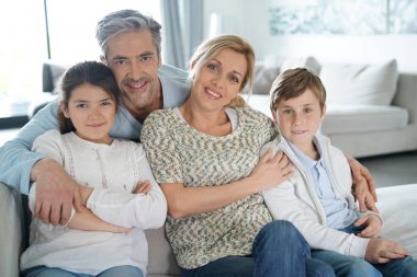  gülen çocuk ile anne