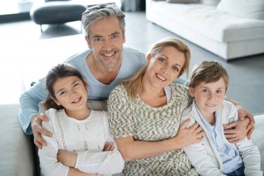  gülen çocuk ile anne