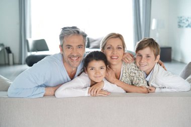  gülen çocuk ile anne