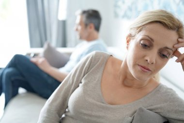 üzgün çift kanepede oturan          