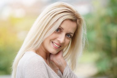 çekici sarışın kadın posig