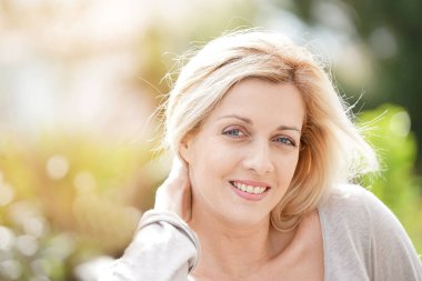 çekici sarışın kadın posig