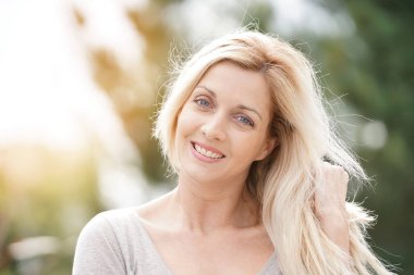 çekici sarışın kadın posig