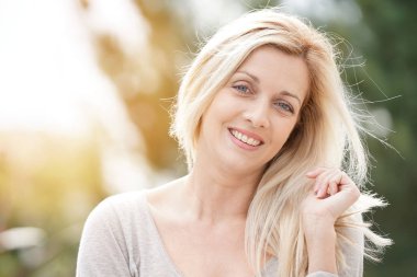 çekici sarışın kadın posig