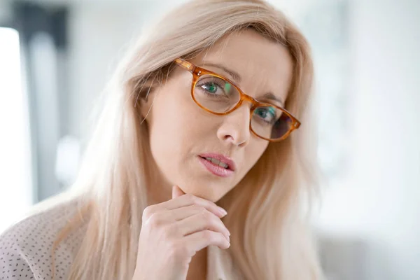 Vacker blond kvinna poserar — Stockfoto