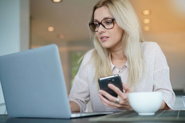 Frau im Büro mit Smartphone — Stockfoto