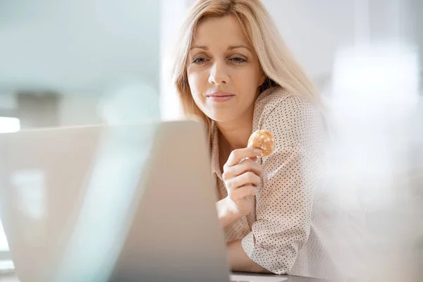 Relaks przed laptop Kobieta — Zdjęcie stockowe