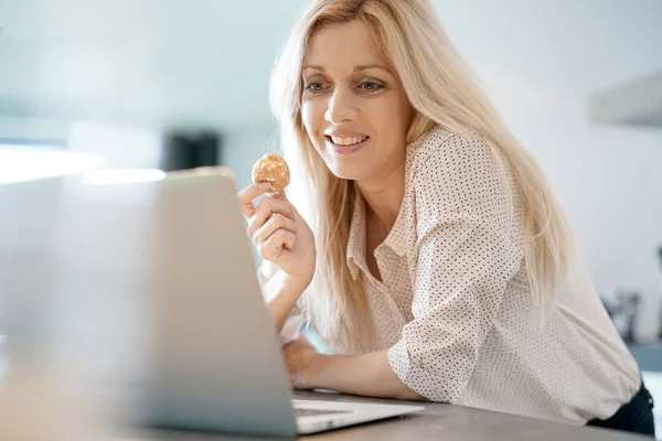 Mujer relajante delante de la computadora portátil — Foto de Stock