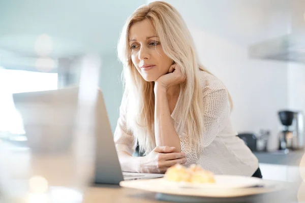 Femme se détendre devant un ordinateur portable — Photo