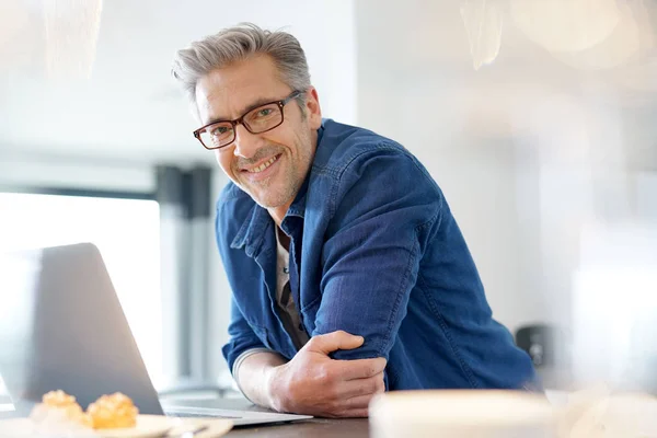 Homme au bureau travaillant — Photo