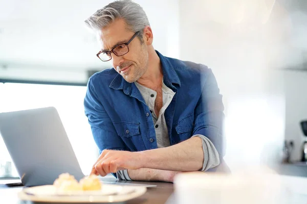 Mann im Büro bei der Arbeit — Stockfoto