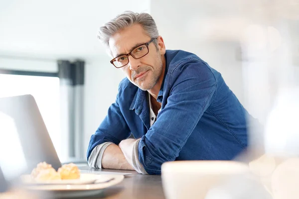 Man i tjänst som arbetar — Stockfoto