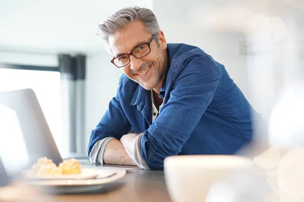 Man i tjänst som arbetar — Stockfoto