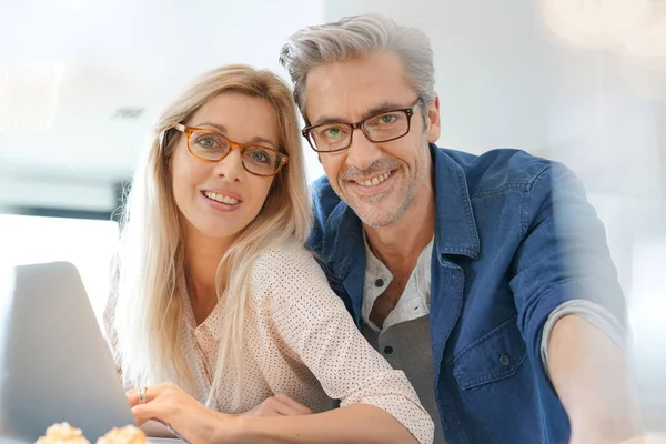 Pareja Madura Casa Trabajando Ordenador Portátil —  Fotos de Stock