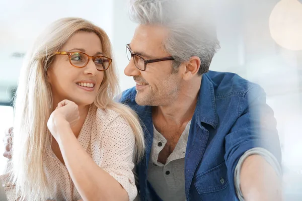 Casal relaxante em casa — Fotografia de Stock