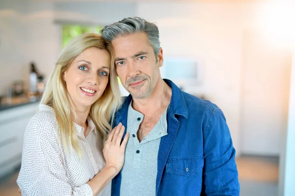 Casal relaxante em casa — Fotografia de Stock