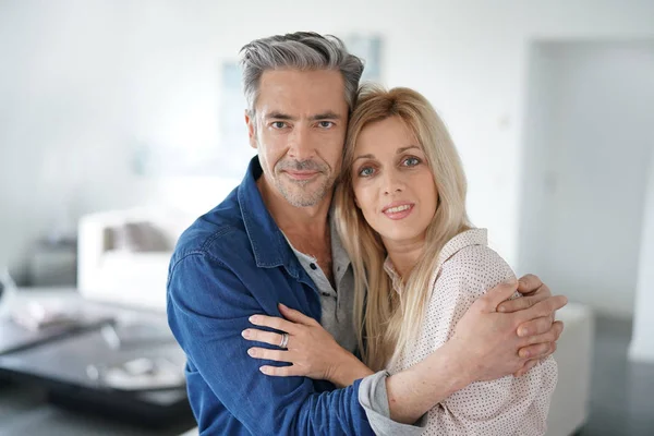 Casal relaxante em casa — Fotografia de Stock