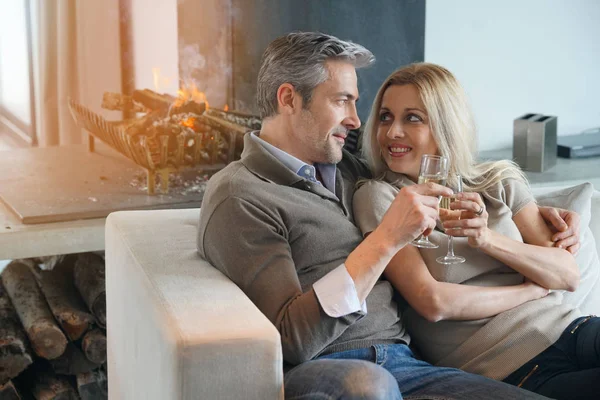 Pareja en casa bebiendo champán — Foto de Stock