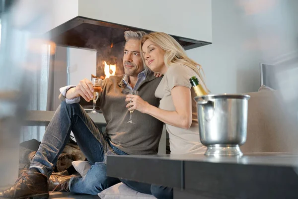 Couple à la maison buvant du champagne — Photo