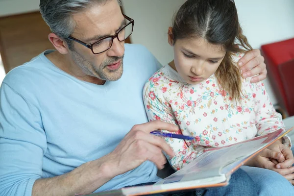 Mann hilft Tochter bei Hausaufgaben — Stockfoto
